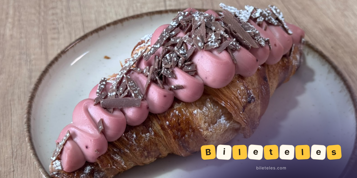 Croissant cu cremă de căpșuni, fulgi de ciocolată și zahăr pudră